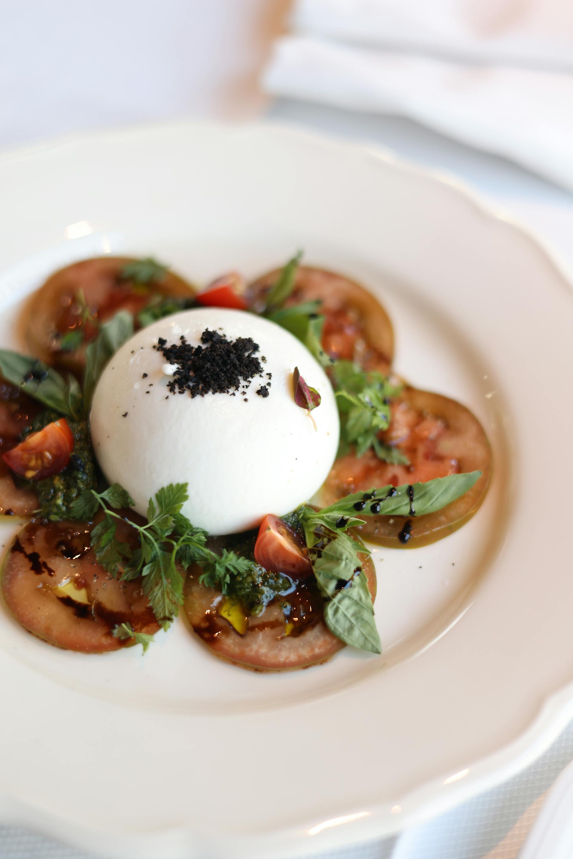 Burrata crémeuse, tomates anciennes, basilic et balsamique — dressage du soir