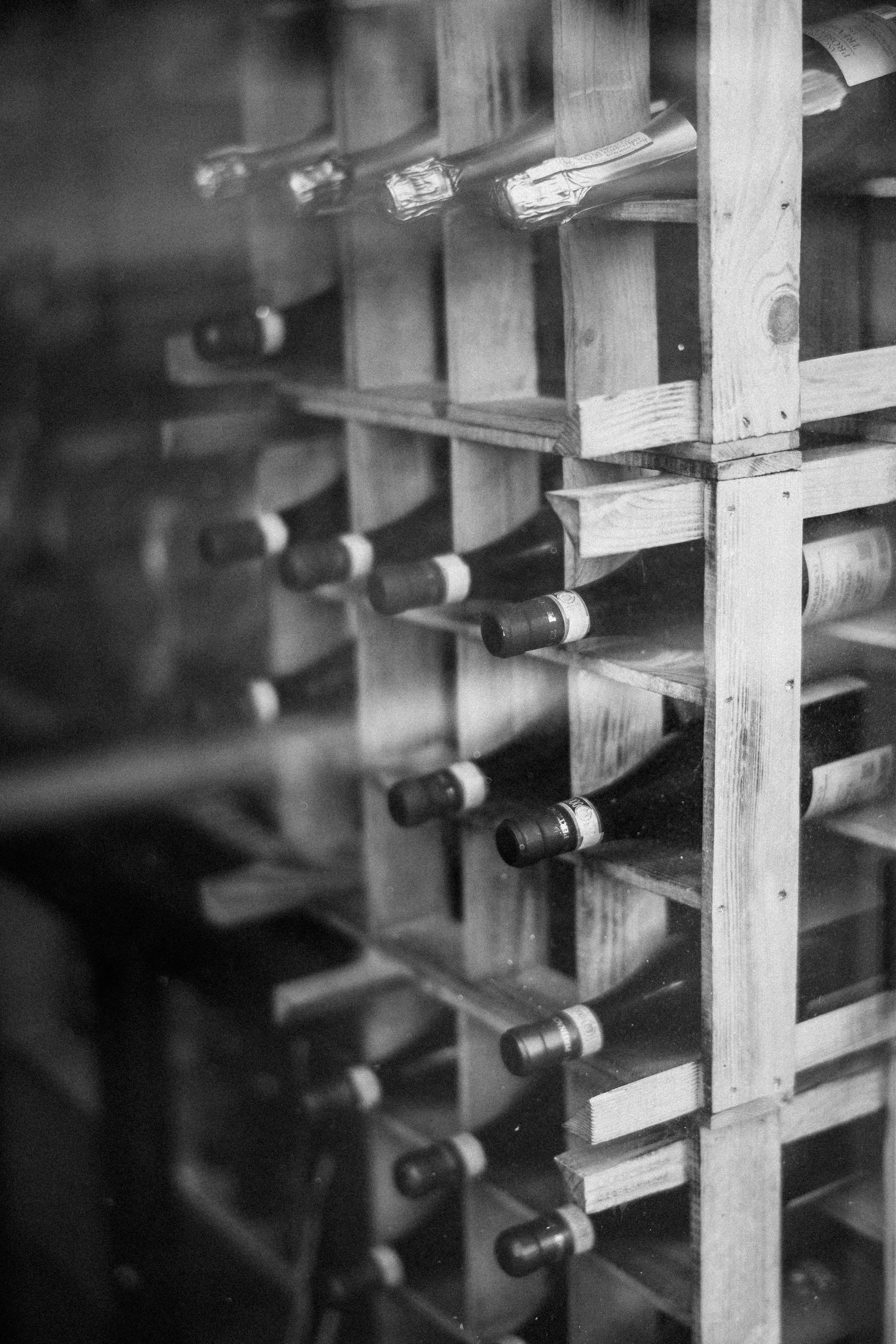 Casier bois brut, bouteilles couchées en cave