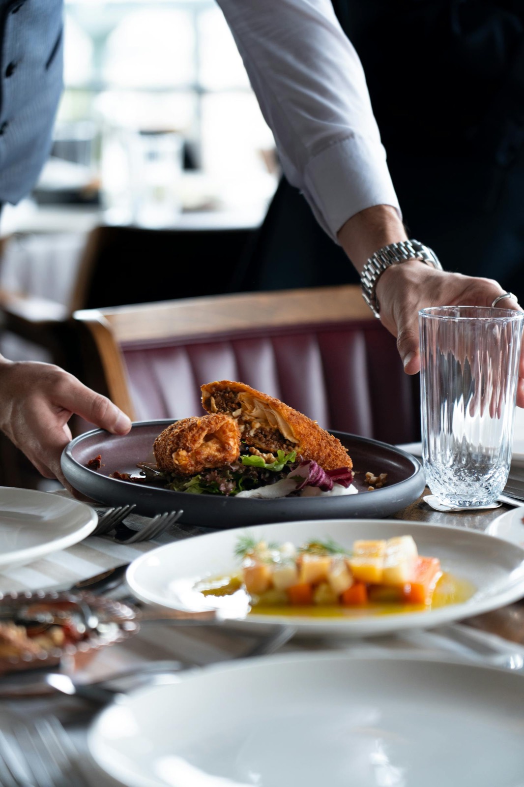Service à table, dressage d'une assiette dans la salle Chez Jeanne