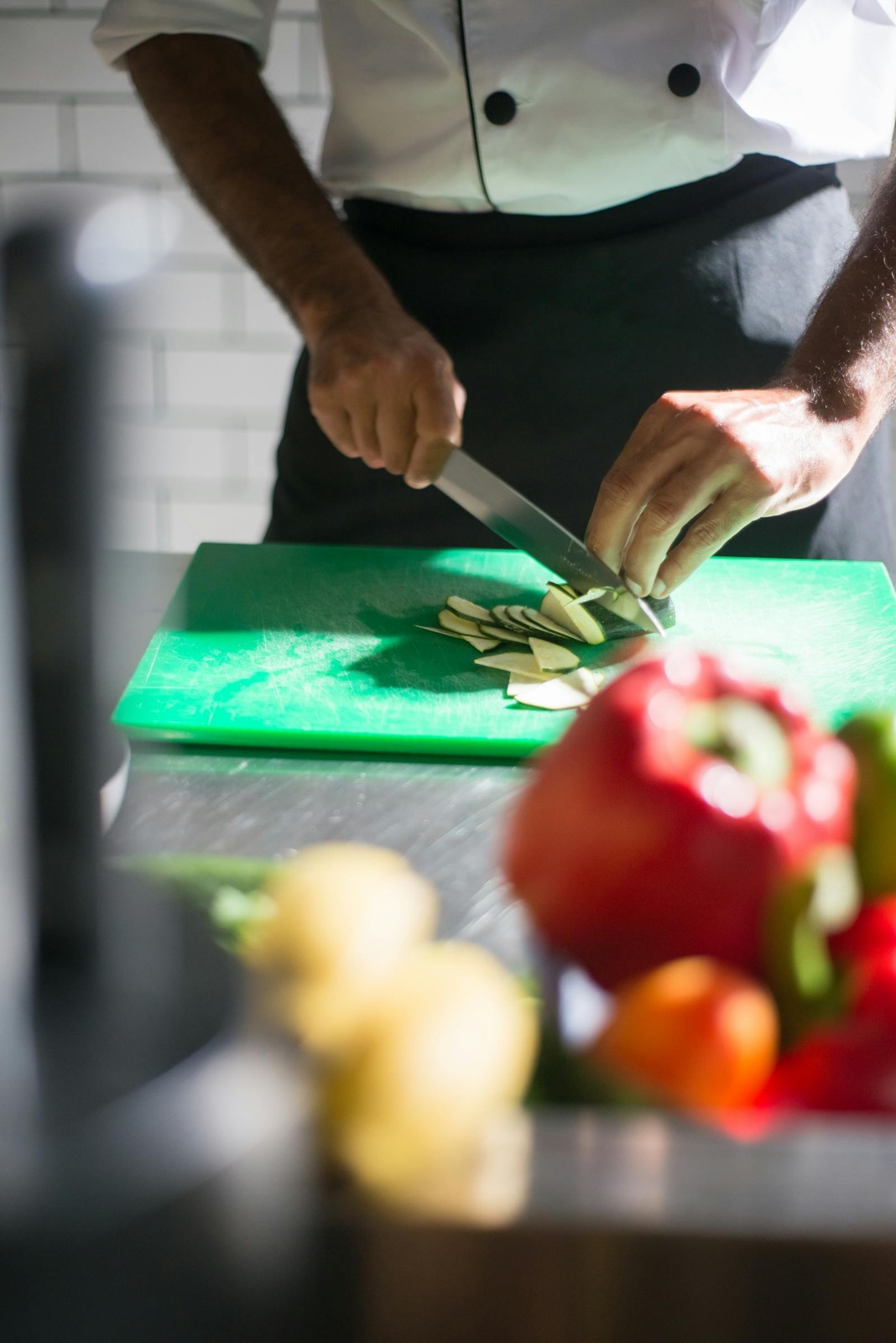 Mise en place en cuisine, légumes taillés au couteau avant le service