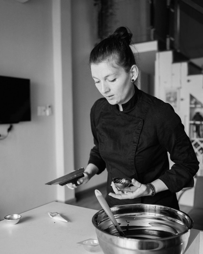 Portrait noir et blanc d'Elsa Gauthier, cheffe Chez Jeanne