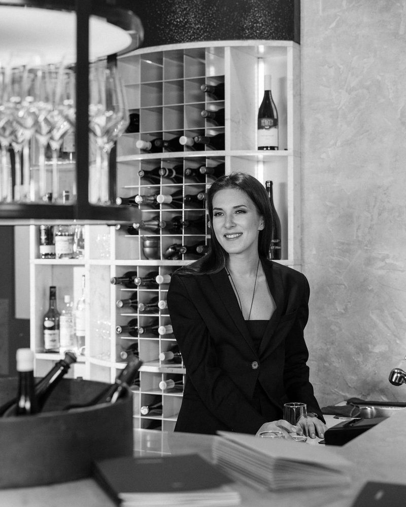 Portrait noir et blanc de Marine Gauthier, sommelière Chez Jeanne
