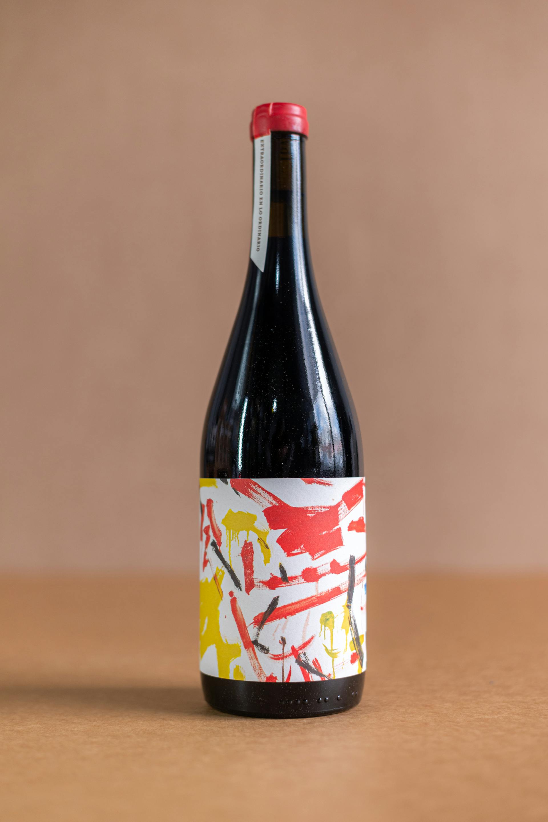 Étiquettes artisanales sur bouteilles de vin nature
